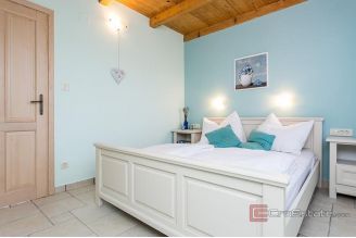 010 1021 63 Krk villa with pool and garden for sale
