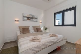 013 2035 392 Ciovo Modern two bedroom apartment with pool for sale