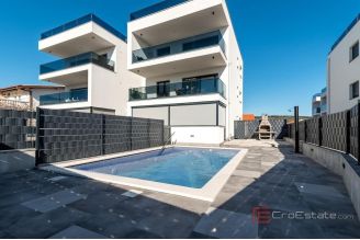 013 2035 392 Ciovo Modern two bedroom apartment with pool for sale