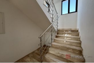 013 2035 392 Ciovo Modern two bedroom apartment with pool for sale