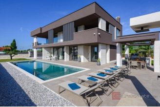 020 1021 64 Pula villa with pool and sea view for sale