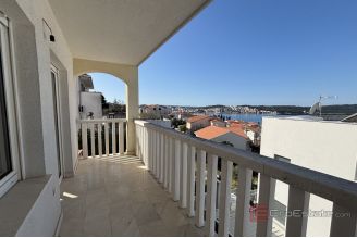 010 2035 394 Ciovo Comfortable three bedroom apartment for sale