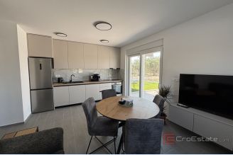 001 2035 396 Trogir Modern two bedroom apartment for rent