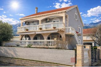 001 2052 131 Peljesac house with three residential units for sale