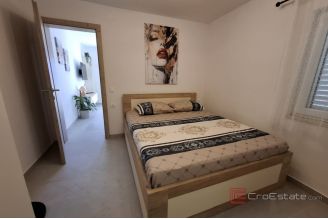 008 2052 131 Peljesac house with three residential units for sale